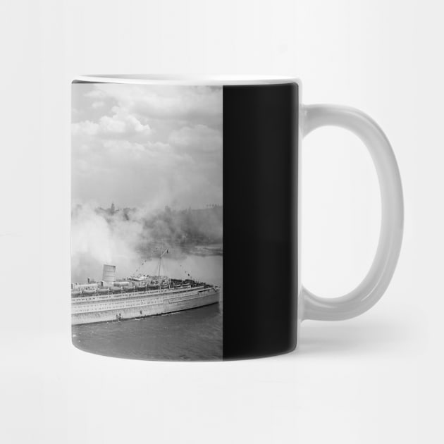 RMS Queen Mary Arriving In New York Harbor by warishellstore